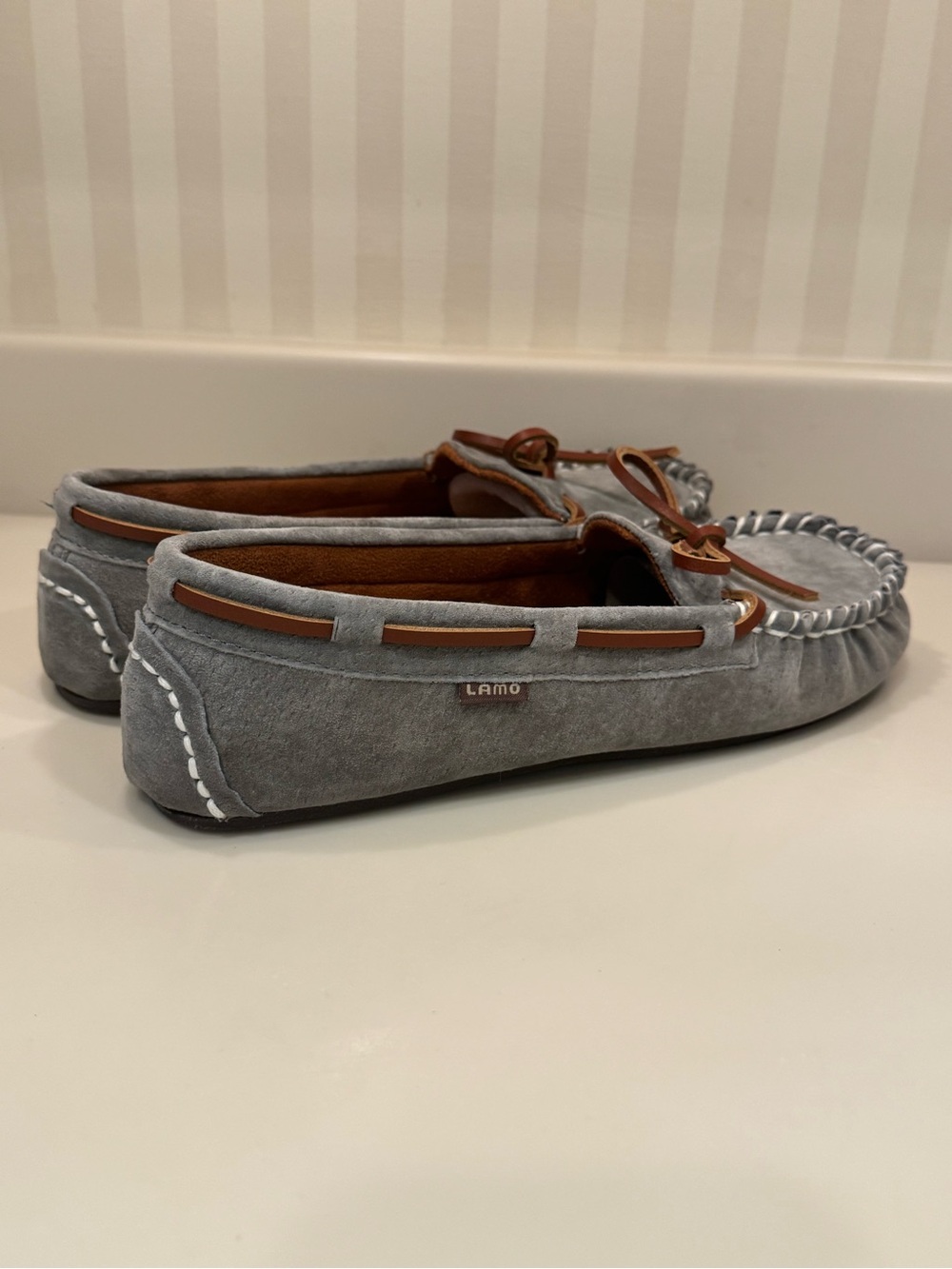 Lamo Sabrina Moc Soft Grey Suede Classic Moccasin Slipper Shoe New In Box - Picture 8 of 16